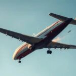 Sonhar com avião caindo: entenda o que isso pode significar